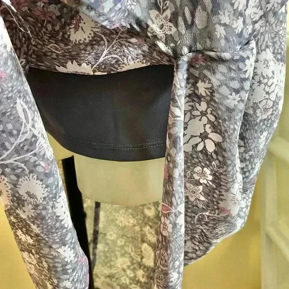 Supply and Demand Women’s Size M Zhuri Floral Asymmetrical Ruched Skirt Gray NEW - Picture 6 of 11